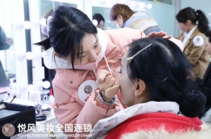 如何选择专业化妆学校？悦风美妆学院指南请收好