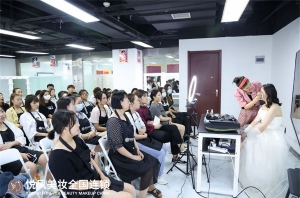 学化妆咋选学校？哪个化妆学校好？